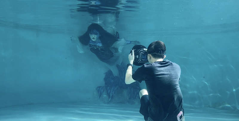 Zhang Jialing y el camarógrafo Bao Kai filman una escena submarina. [Foto: proporcionada a China Daily]