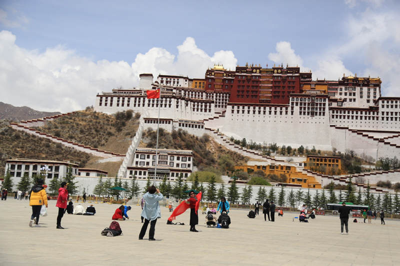 Los turistas posan para las fotos en el Palacio Potala en Lhasa, Tíbet. [Foto de Daqiong/chinadaily.com.cn]