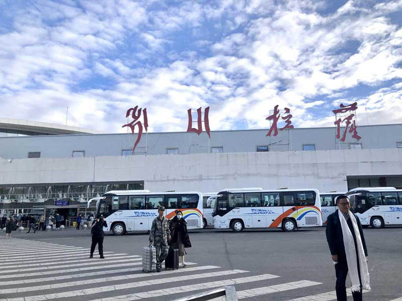 Los pasajeros llegan al aeropuerto de Gonggar en Lhasa, Tíbet. [Foto de Palden Nyima/chinadaily.com.cn]