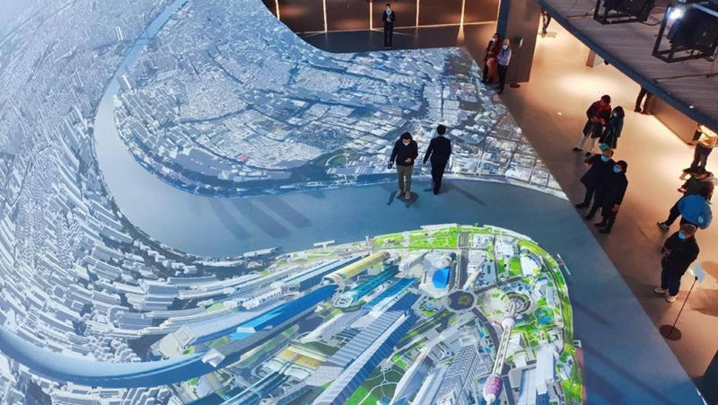 El 23 de febrero de 2022, en la Sala de Exposiciones de Planificación Urbana de Shanghai, los ciudadanos visitaron la mesa de arena digital inmersiva 5D. Chen Yuyu/Pueblo en Línea