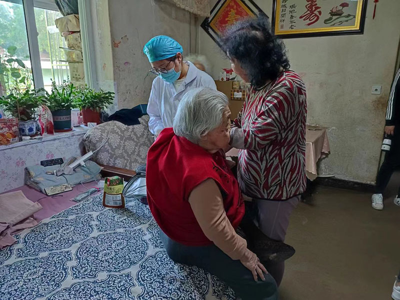 Sun Yufen, de 104 años, recibe en casa su primera vacuna contra el COVID-19. [Foto: proporcionada a chinadaily.com.cn]