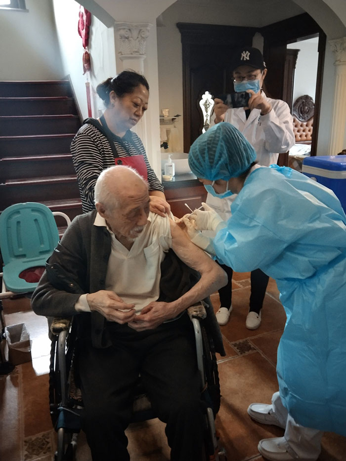 Wu Dinghe, de 92 años, residente en la Zona de Libre Comercio del Puerto de Tianjin en la Nueva Área de Binhai, recibe su primera vacuna contra el COVID-19. [Foto: proporcionada a chinadaily.com.cn]