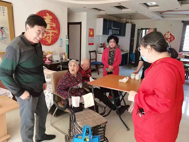 Liu Yuguang, de 101 años (centro-derecha), y su esposa, Xu Wenxiu, de 96 años, esperan a que los médicos preparen los exámenes médicos antes de recibir su dosis de vacuna COVID-19 este sábado en Tianjin. [Foto: proporcionada a chinadaily.com.cn]