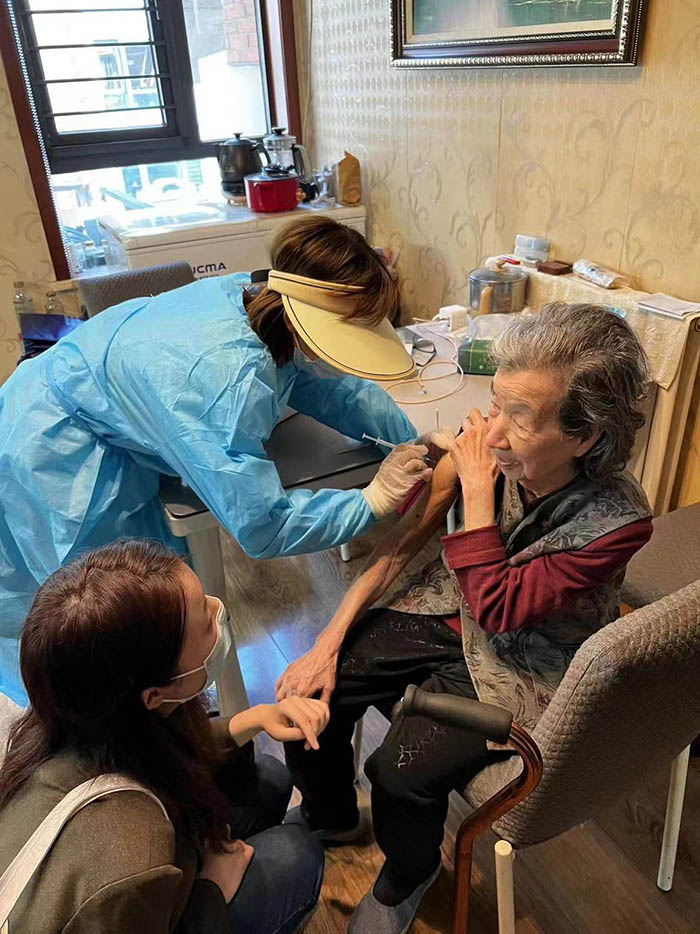 Trabajadores sociales visitan a una persona mayor este sábado en la comunidad Ruijing del distrito de Beichen en Tianjin. Ellos le explicaron sobre la vacuna contra el COVID-19 y sus beneficios y le inocularon una primera dosis. [Foto: proporcionada a chinadaily.com.cn]