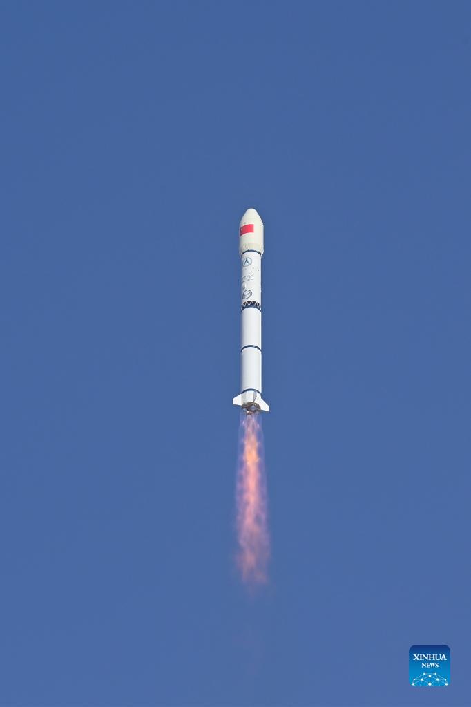 China lanza tres satélites de prueba de comunicación de órbita baja