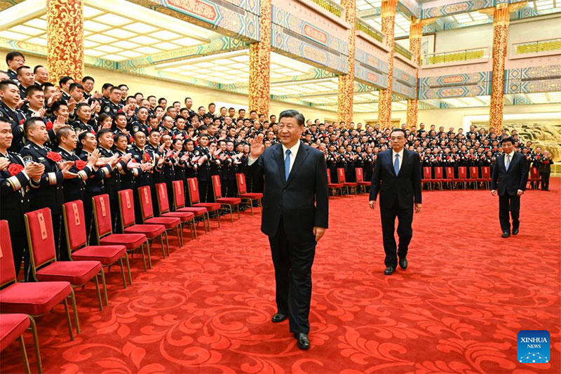 Xi se reúne con héroes y modelos a seguir de sistema de seguridad pública