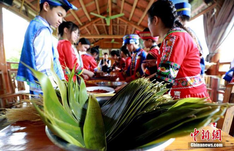 Aldeanos de Guangxi hacen Zongzi en vísperas del Festival del Bote del Dragón 