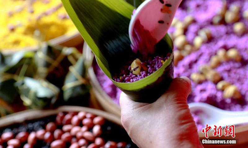 Aldeanos de Guangxi hacen Zongzi en vísperas del Festival del Bote del Dragón 