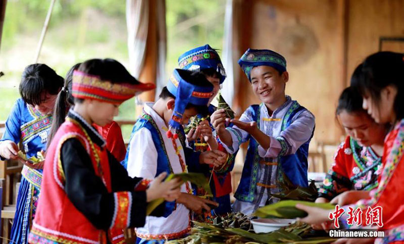 Aldeanos de Guangxi hacen Zongzi en vísperas del Festival del Bote del Dragón 