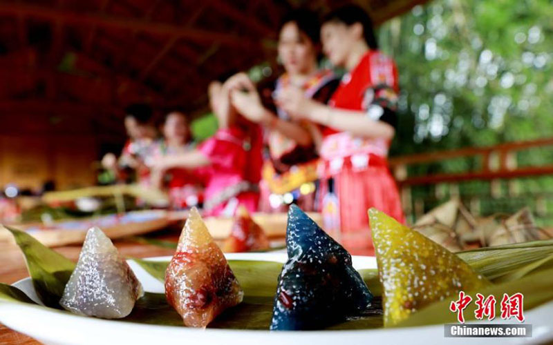 Aldeanos de Guangxi hacen Zongzi en vísperas del Festival del Bote del Dragón 