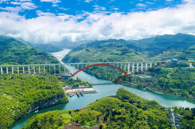 El puente Wujiang, proyecto clave de la autopista Dejiang-Yuqing, en construcción en Tongren, provincia de Guizhou. [Foto: proporcionada a chinadaily.com.cn]