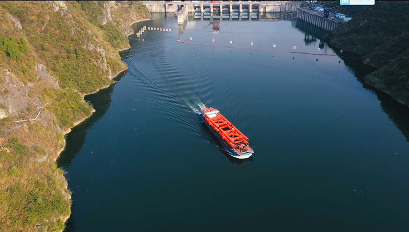 Un barco transporta materiales de acero por el río Wujiang. [Foto: proporcionada a China Daily]