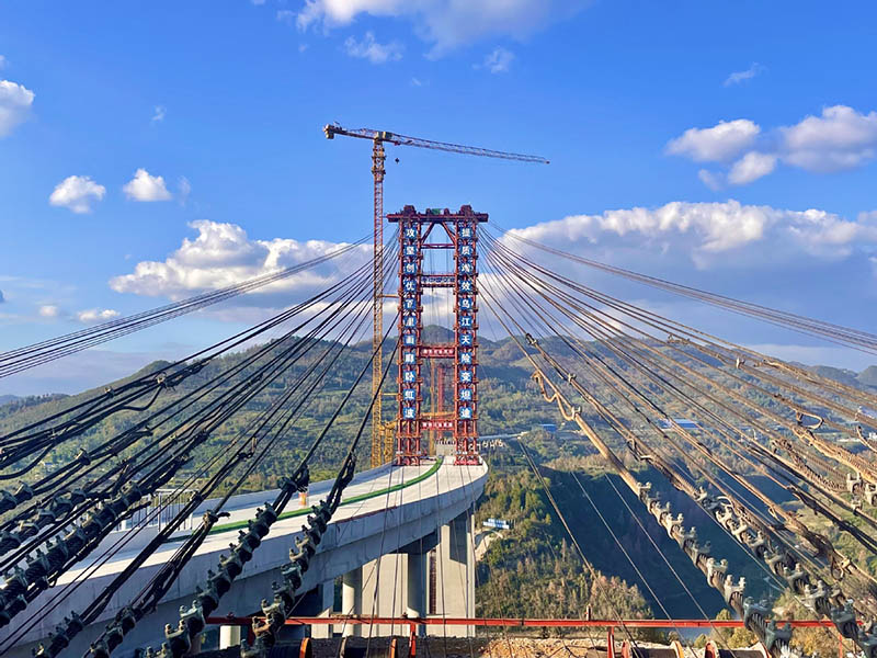 El puente Wujiang, proyecto clave de la autopista Dejiang-Yuqing, en construcción en Tongren, provincia de Guizhou. [Foto: proporcionada a China Daily]