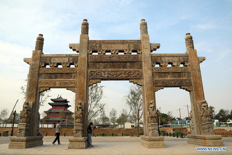 Imagen del 24 de mayo de 2022 de ciudadanos disfrutando del paisaje a lo largo del Gran Canal, en la ciudad de Cangzhou, en la provincia de Hebei, en el norte de China. (Xinhua/Luo Xuefeng)