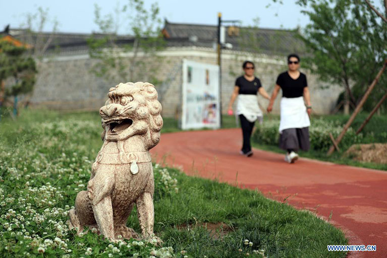 Imagen del 24 de mayo de 2022 de ciudadanos disfrutando del paisaje a lo largo del Gran Canal, en la ciudad de Cangzhou, en la provincia de Hebei, en el norte de China. (Xinhua/Luo Xuefeng)