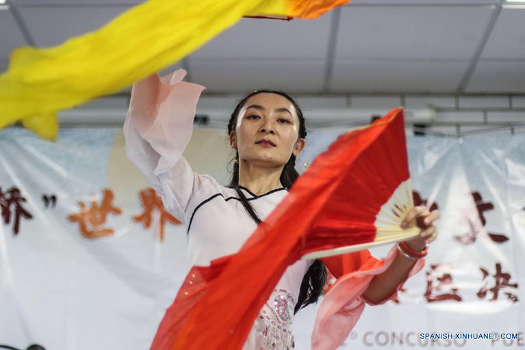 Imagen del 27 de mayo de 2022 de una maestra realizando una presentación de baile durante el 2º Concurso "Puente Chino" Estudiantes de Educación Primaria en la Etapa Selectiva México "Chino Alegre y Divertido", en Huixquilucan, México. (Xinhua/Francisco Cañedo)