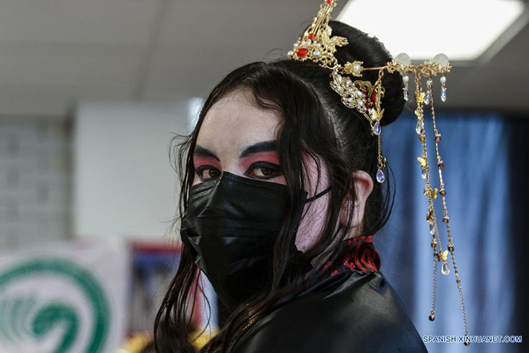 Imagen del 27 de mayo de 2022 de una estudiante reaccionado previo a participar en el 2º Concurso "Puente Chino" Estudiantes de Educación Primaria en la Etapa Selectiva México "Chino Alegre y Divertido", en Huixquilucan, México. (Xinhua/Francisco Cañedo)