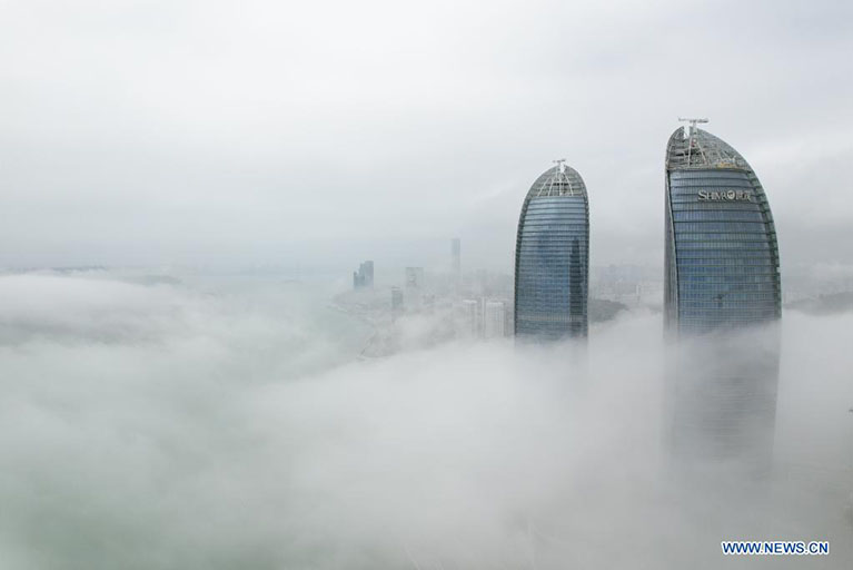 Fujian: Paisaje de niebla de advección en Xiamen