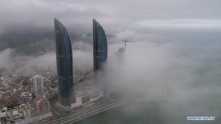 Fujian: Paisaje de niebla de advección en Xiamen