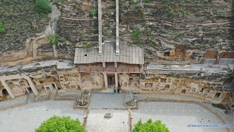 Vista aérea del 26 de mayo de 2022 del Templo de la Gruta del Norte en Qingyang, en la provincia de Gansu, en el noroeste de China. El Templo de la Gruta del Norte en Qingyang consta de 308 cuevas budistas antiguas que datan de principios del siglo sexto. Con más de 2.000 estatuas, el sitio es considerando como una bóveda de arte en el budismo chino. (Xinhua/Du Zheyu)