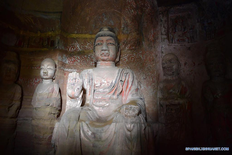  Imagen del 26 de mayo de 2022 de estatuas de piedra en el Templo de la Gruta del Norte en Qingyang, en la provincia de Gansu, en el noroeste de China. El Templo de la Gruta del Norte en Qingyang consta de 308 cuevas budistas antiguas que datan de principios del siglo sexto. Con más de 2.000 estatuas, el sitio es considerando como una bóveda de arte en el budismo chino. (Xinhua/Chen Bin)