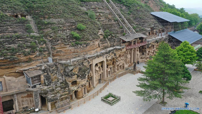 Vista aérea del 26 de mayo de 2022 del Templo de la Gruta del Norte en Qingyang, en la provincia de Gansu, en el noroeste de China. El Templo de la Gruta del Norte en Qingyang consta de 308 cuevas budistas antiguas que datan de principios del siglo sexto. Con más de 2.000 estatuas, el sitio es considerando como una bóveda de arte en el budismo chino. (Xinhua/Du Zheyu)