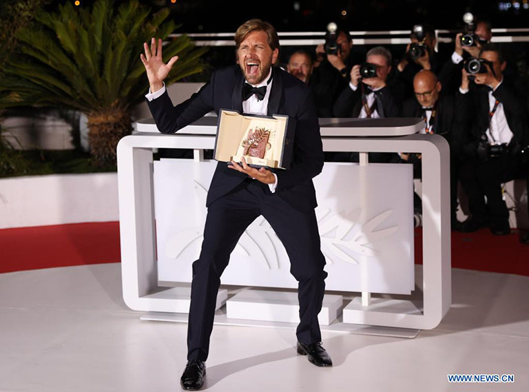 Imagen del 28 de mayo de 2022 del director sueco Ruben Ostlund posando durante una sesión fotográfica después de que su película "Triangle of Sadness" ganara la Palma de Oro en la ceremonia de clausura de la edición 75 del Festival Internacional de Cine de Cannes, en Cannes, en el sur de Francia. (Xinhua/Gao Jing)