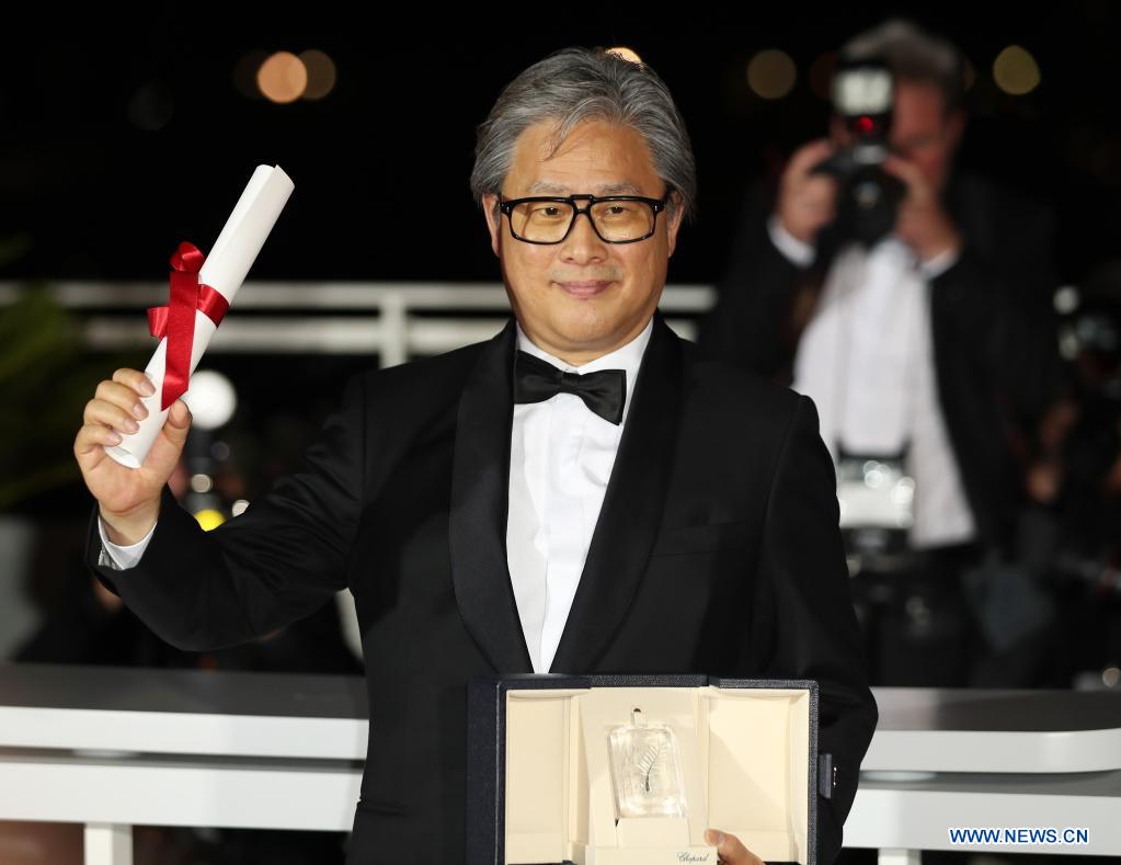 Imagen del 28 de mayo de 2022 del director surcoreano Park Chan-wook posando durante una sesión fotográfica después de ganar el Premio al Mejor Director por "Decision to Leave" en la ceremonia de clausura de la edición 75 del Festival Internacional de Cine de Cannes, en Cannes, en el sur de Francia. (Xinhua/Gao Jing)