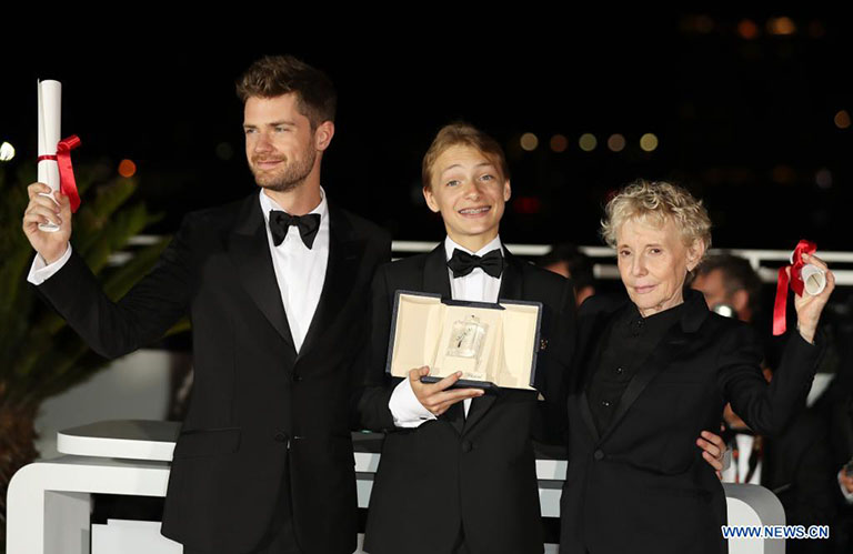  Imagen del 28 de mayo de 2022 del director Lukas Dhont (i) y Eden Dambrine (c) de la película "Close" posando con la directora Claire Denis (d) por la película "Stars at Noon" durante una sesión fotográfica después de que las dos películas ganaran el Gran Premio en la ceremonia de clausura de la edición 75 del Festival Internacional de Cine de Cannes, en Cannes, en el sur de Francia. (Xinhua/Gao Jing)