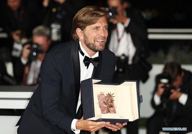  Imagen del 28 de mayo de 2022 del director sueco Ruben Ostlund posando durante una sesión fotográfica después de que su película "Triangle of Sadness" ganara la Palma de Oro en la ceremonia de clausura de la edición 75 del Festival Internacional de Cine de Cannes, en Cannes, en el sur de Francia. (Xinhua/Gao Jing)