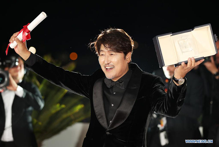 Imagen del 28 de mayo de 2022 de Song Kang-ho de la película surcoreana "Broker" posando durante una sesión fotográfica después de ganar el Premio al Mejor Actor en la ceremonia de clausura de la edición 75 del Festival Internacional de Cine de Cannes, en Cannes, en el sur de Francia. (Xinhua/Gao Jing)