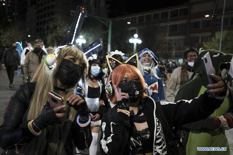 Imagen del 28 de mayo de 2022 de mujeres disfrazadas tomándose una fotografía durante el desfile "Friki Day", en La Paz, Bolivia. (Xinhua/Mateo Romay)