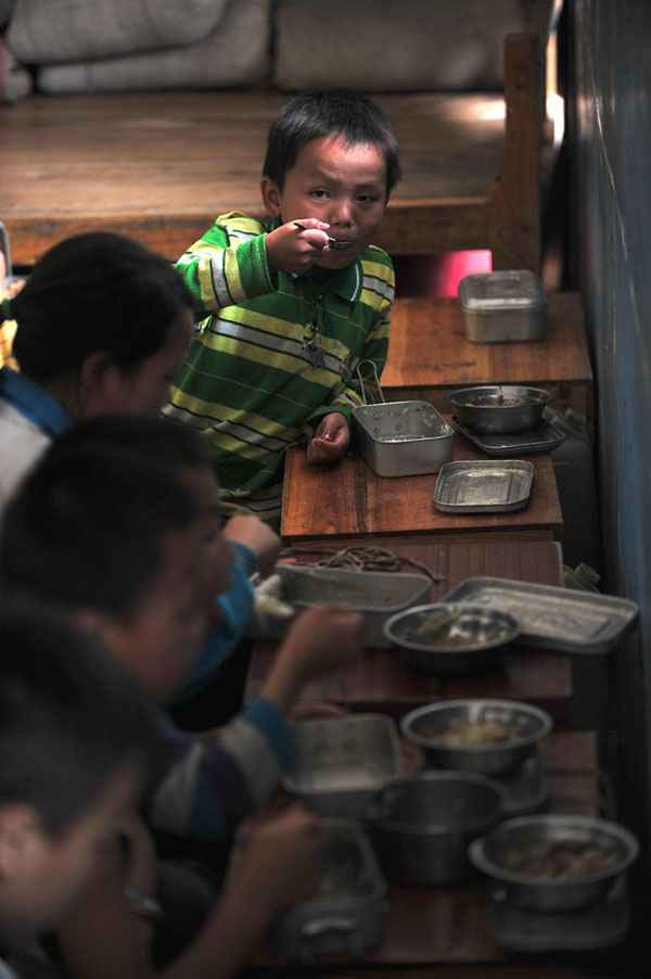 El 30 de mayo de 2012, los niños de la escuela primaria Yudong almorzaban sobre cajas de madera. En aquella épopa, la escuela no tenía cantina.