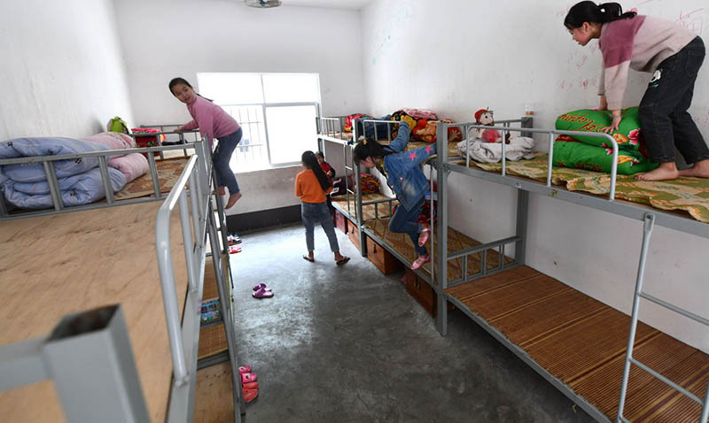 El 18 de marzo de 2021, los niñas de la escuela primaria Yudong se preparaban para la siesta en el nuevo dormitorio.