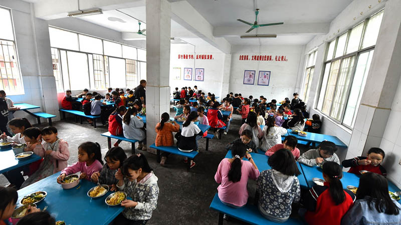 El 26 de mayo de 2022, los niños de la escuela primaria Yudong disfrutaron de un nutritivo almuerzo en el comedor.