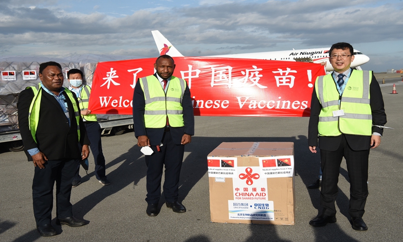 Las vacunas contra el COVID-19 donadas por China llegan a Port Moresby, capital de Papúa Nueva Guinea, el 23 de junio de 2021. Foto: Embajada de China en Papúa Nueva Guinea