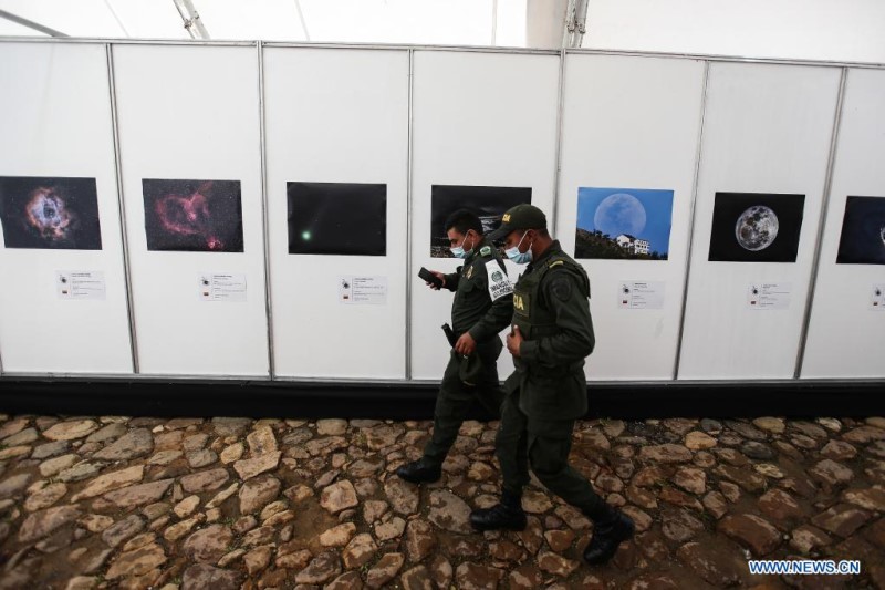 Policías caminan frente a una exposición durante la versión 25 del Festival de Astronomía, en el municipio de Villa de Leyva, en el departamento de Boyacá, Colombia, el 4 de junio de 2022. Se lleva a cabo la versión número 25 del Festival de Astronomía de Villa de Leyva, en donde con actividades como talleres, observación por telescopios, charlas y exposiciones, se da a conocer más sobre todo el mundo de la astronomía. El festival se realiza del 3 al 5 de junio. (Xinhua/Jhon Paz)