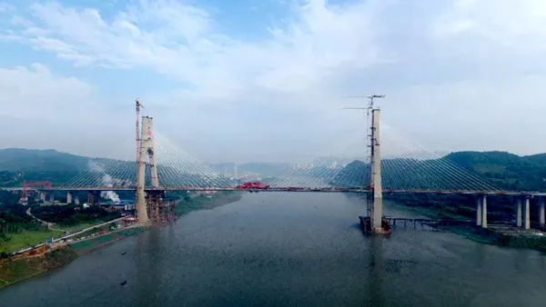 La foto muestra el puente Yibin Lingang sobre el río Yangtze en la ciudad de Yibin, provincia de Sichuan, suroeste de China. (Foto/Grupo Ferroviario de China Chengdu)