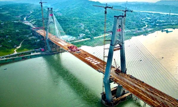 La foto muestra el puente Yibin Lingang sobre el río Yangtze en la ciudad de Yibin, provincia de Sichuan, suroeste de China. (Foto/Grupo Ferroviario de China Chengdu)
