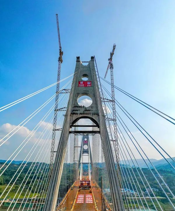 La foto muestra el puente Yibin Lingang sobre el río Yangtze en la ciudad de Yibin, provincia de Sichuan, suroeste de China. (Foto/Grupo Ferroviario de China Chengdu)
