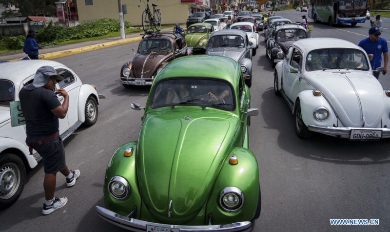 Caravana de autom viles en Quito Ecuador 2