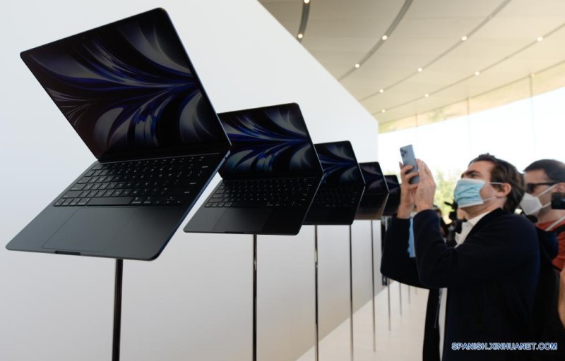 Imagen del 6 de junio de 2022 de visitantes observando nuevos productos durante la Conferencia Mundial de Desarrolladores 2022 (WWDC22, según sus siglas en inglés) en el Teatro Steve Jobs en el Apple Park, en Cupertino, California, Estados Unidos. La compañía tecnológica estadounidense Apple Inc. inauguró el lunes su WWDC22 con la presentación de nuevos chips, ordenadores portátiles y sistemas operativos. (Xinhua/Wu Xiaoling)