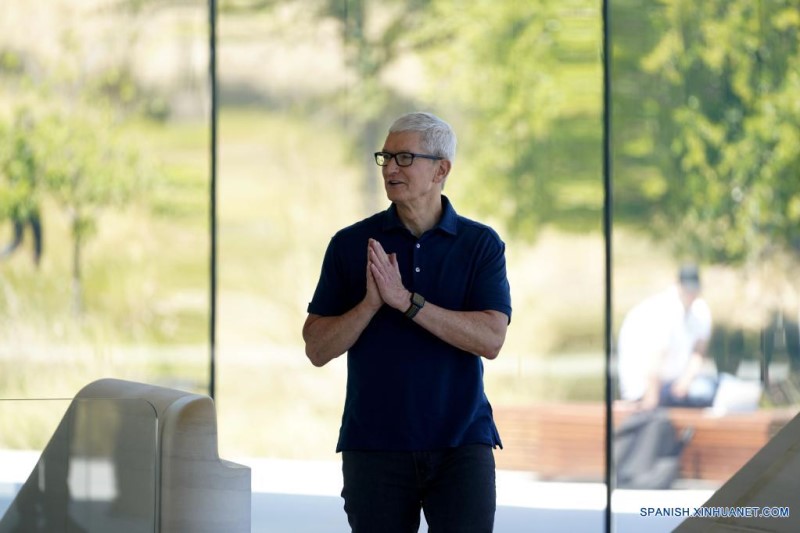  Imagen del 6 de junio de 2022 del director ejecutivo de Apple, Tim Cook, asistiendo a un evento de presentación de nuevos productos durante la Conferencia Mundial de Desarrolladores 2022 (WWDC22, según sus siglas en inglés) en el Apple Park, en Cupertino, California, Estados Unidos. La compañía tecnológica estadounidense Apple Inc. inauguró el lunes su WWDC22 con la presentación de nuevos chips, ordenadores portátiles y sistemas operativos. (Xinhua/Wu Xiaoling)