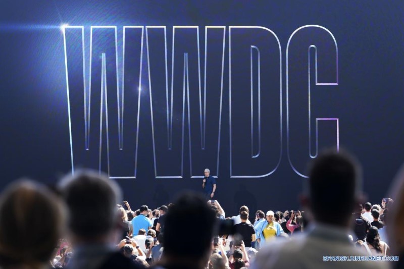  Imagen del 6 de junio de 2022 de personas asistiendo a un evento de discurso de apertura durante la Conferencia Mundial de Desarrolladores 2022 (WWDC22, según sus siglas en inglés) en el Apple Park, en Cupertino, California, Estados Unidos. La compañía tecnológica estadounidense Apple Inc. inauguró el lunes su WWDC22 con la presentación de nuevos chips, ordenadores portátiles y sistemas operativos. (Xinhua/Wu Xiaoling)