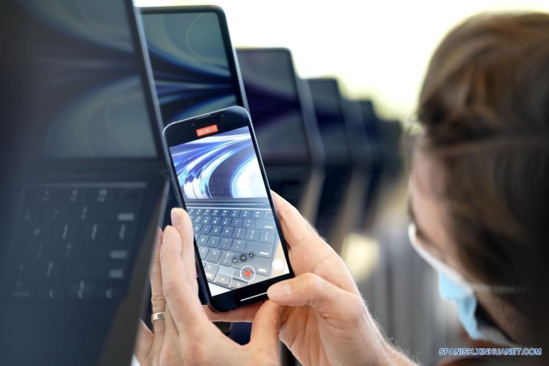  Imagen del 6 de junio de 2022 de un visitante observando nuevos productos durante la Conferencia Mundial de Desarrolladores 2022 (WWDC22, según sus siglas en inglés) en el Teatro Steve Jobs en el Apple Park, en Cupertino, California, Estados Unidos. La compañía tecnológica estadounidense Apple Inc. inauguró el lunes su WWDC22 con la presentación de nuevos chips, ordenadores portátiles y sistemas operativos. (Xinhua/Wu Xiaoling)