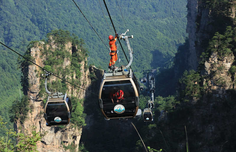 El 7 de junio de 2022 se llevaron a cabo simulacros de rescate de emergencia y controles de seguridad en un cruce de cables en el área escénica de Wulingyuan en Zhangjiajie, provincia de Hunan. [Foto de Wu Yongbing/Para chinadaily.com.cn]