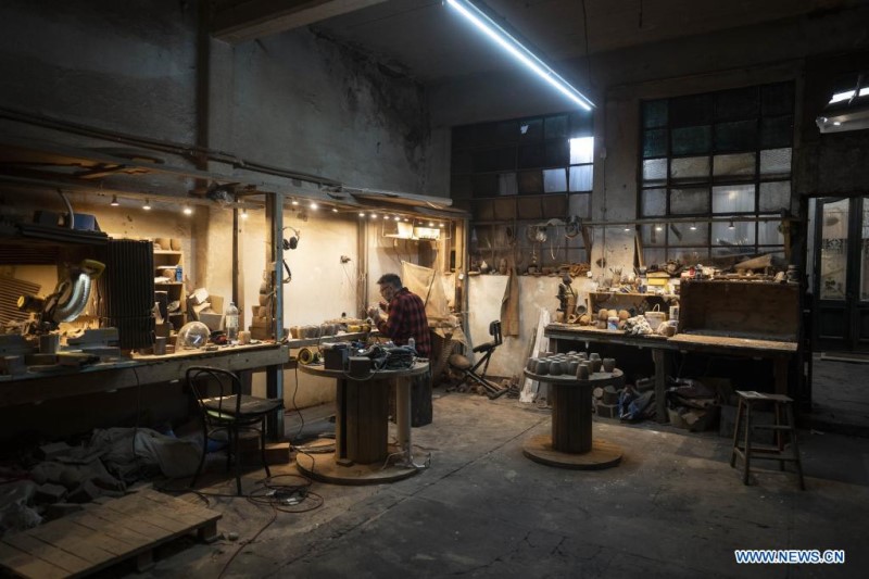 El artesano Alejandro Gats, conocido como "Sasha", trabaja en una pieza de madera en su taller, en Buenos Aires, Argentina, el 9 de junio de 2022. Un artesano argentino resguarda y reinterpreta en el país sudamericano la tradición del mate, la popular infusión del Río de la Plata, mediante la confección de elegantes recipientes a partir de maderas que provienen de árboles de la región, como el algarrobo o el anchico. (Xinhua/Martín Zabala) 