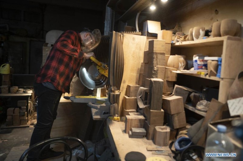 El artesano Alejandro Gats, conocido como "Sasha", trabaja en una pieza de madera en su taller, en Buenos Aires, Argentina, el 9 de junio de 2022. Un artesano argentino resguarda y reinterpreta en el país sudamericano la tradición del mate, la popular infusión del Río de la Plata, mediante la confección de elegantes recipientes a partir de maderas que provienen de árboles de la región, como el algarrobo o el anchico. (Xinhua/Martín Zabala)