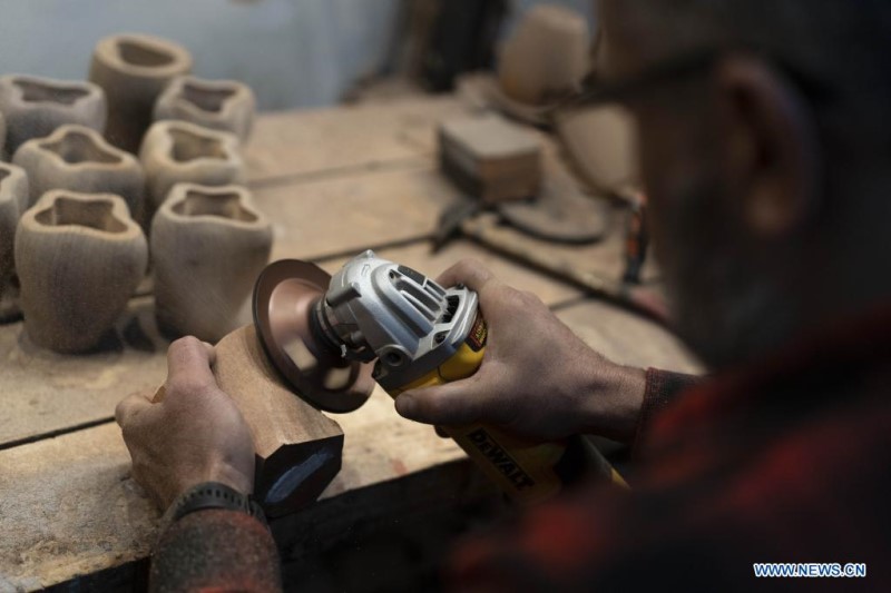 El artesano Alejandro Gats, conocido como "Sasha", da forma a una pieza de madera para transformarla en un recipiente para mate en su taller, en Buenos Aires, Argentina, el 9 de junio de 2022. Un artesano argentino resguarda y reinterpreta en el país sudamericano la tradición del mate, la popular infusión del Río de la Plata, mediante la confección de elegantes recipientes a partir de maderas que provienen de árboles de la región, como el algarrobo o el anchico. (Xinhua/Martín Zabala)