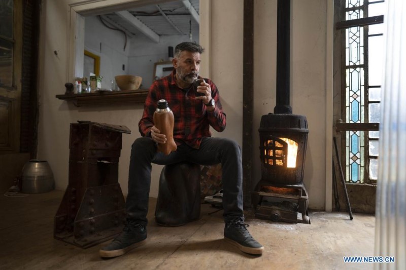  El artesano Alejandro Gats, conocido como "Sasha", toma mate en su taller, en Buenos Aires, Argentina, el 9 de junio de 2022. Un artesano argentino resguarda y reinterpreta en el país sudamericano la tradición del mate, la popular infusión del Río de la Plata, mediante la confección de elegantes recipientes a partir de maderas que provienen de árboles de la región, como el algarrobo o el anchico. (Xinhua/Martín Zabala)